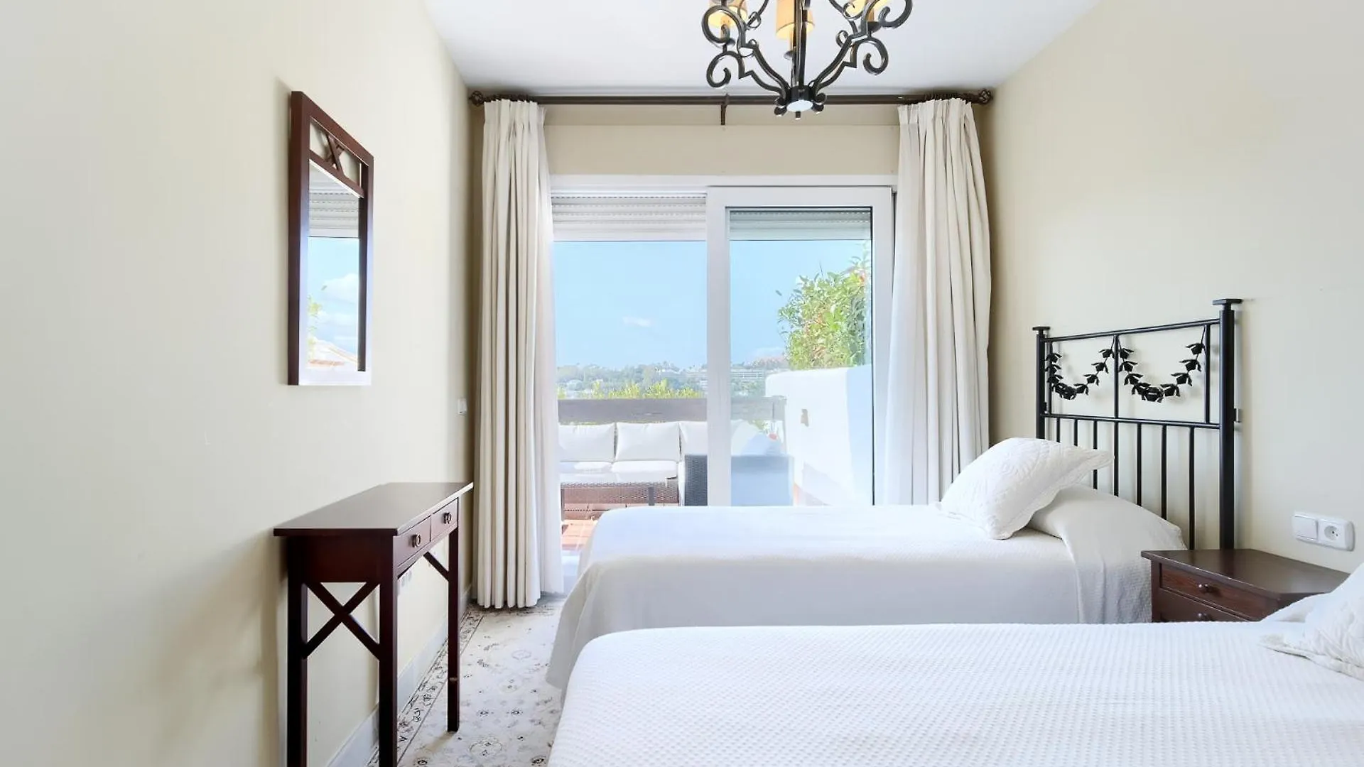 מארבלה Cozy 3 Bed Duplex Apartment With Shared Swimming Pool In Nueva Andalucia ספרד