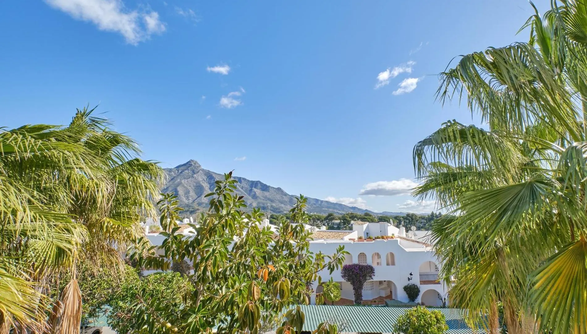 מארבלה Cozy 3 Bed Duplex Apartment With Shared Swimming Pool In Nueva Andalucia