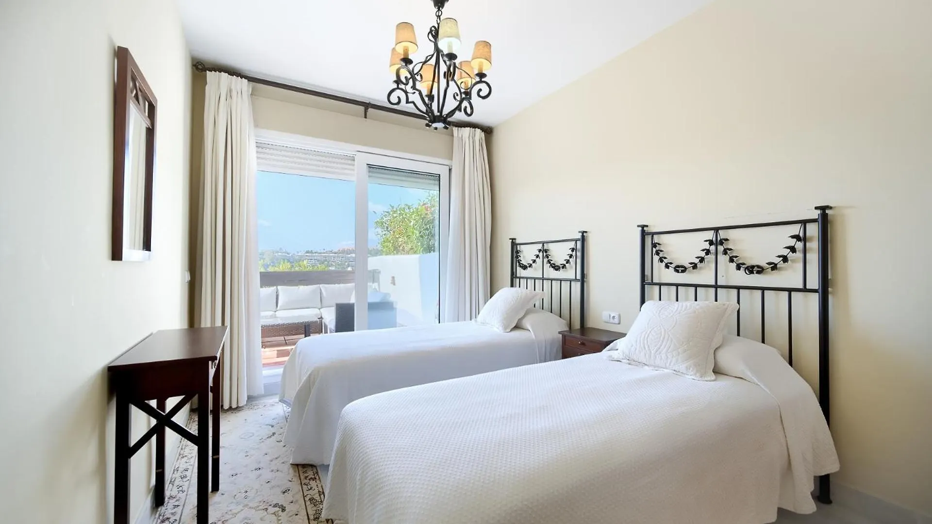מארבלה Cozy 3 Bed Duplex Apartment With Shared Swimming Pool In Nueva Andalucia