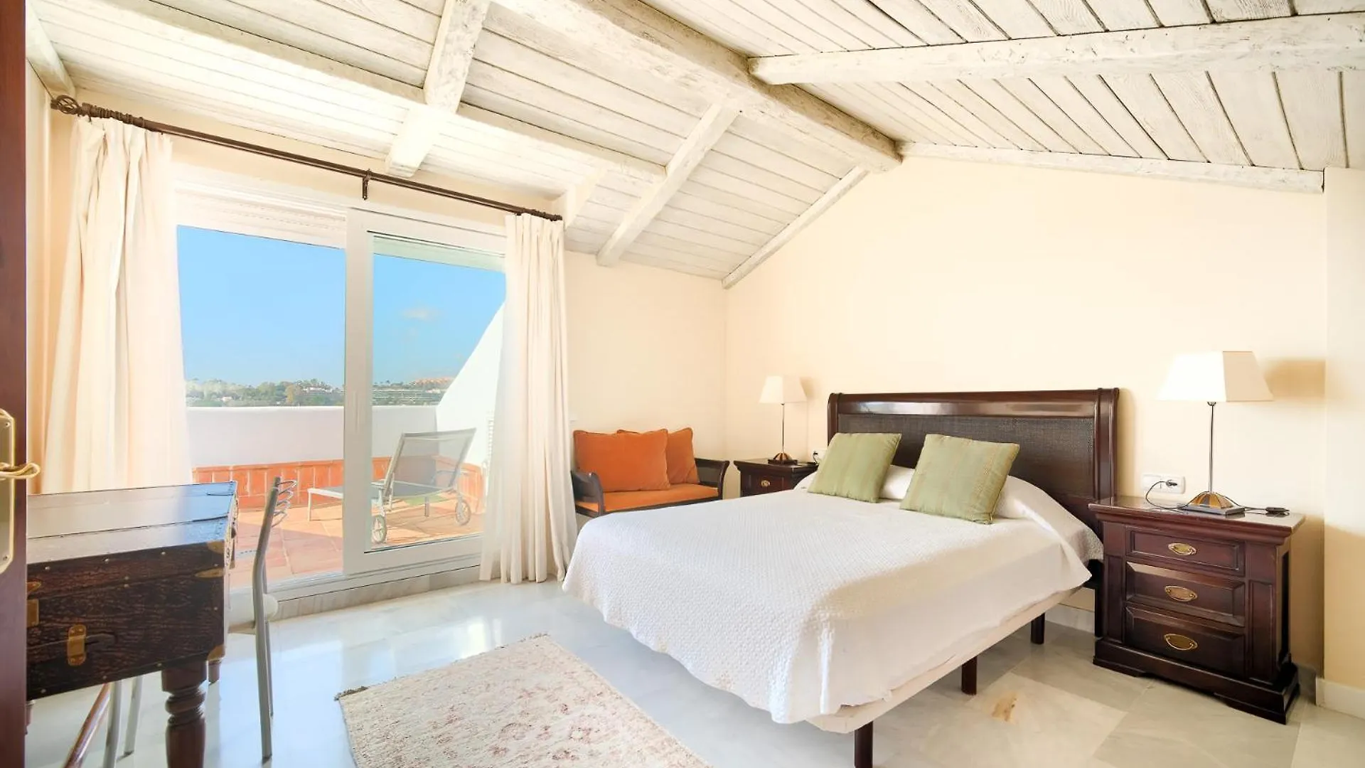 הקונטקטים של Cozy 3 Bed Duplex Apartment With Shared Swimming Pool In Nueva Andalucia
